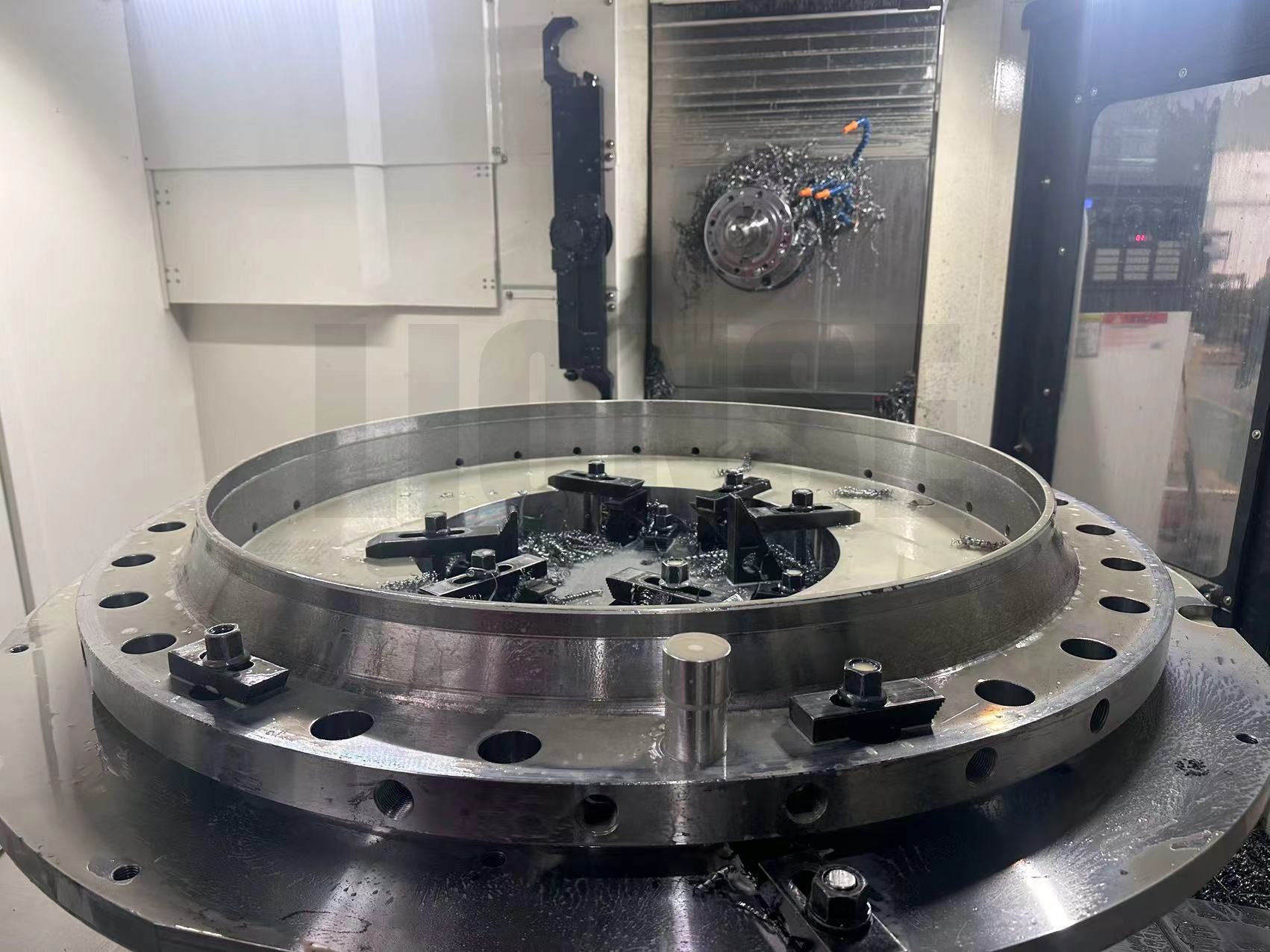 Wie kann beim Bohren von Flanschen mit großem Durchmesser die Vertikalität der Löcher sichergestellt werden?