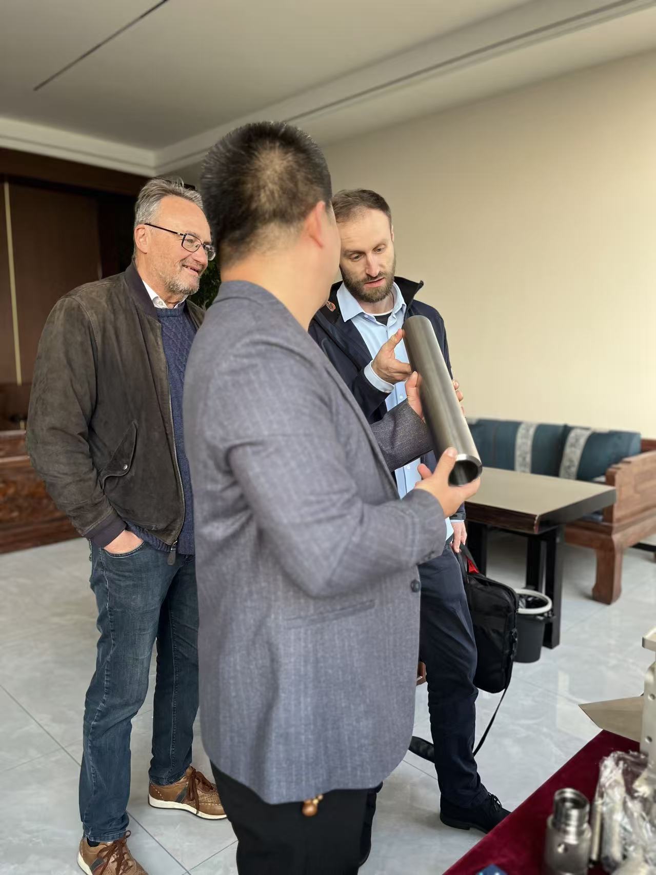 Wow! Deutsche Kunden „checken“ bei uns ein und treiben die pragmatische Zusammenarbeit voran.