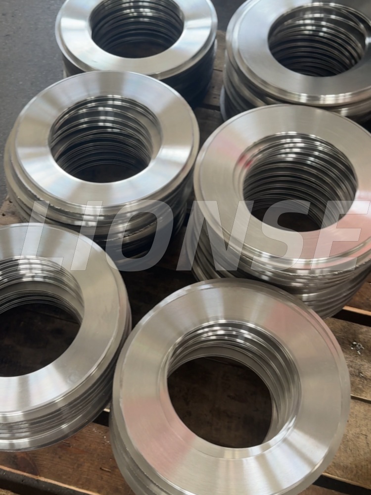 Welche technischen Schwierigkeiten gibt es bei der CNC-Bearbeitung von massiven Edelstahl-Flachdichtungen?