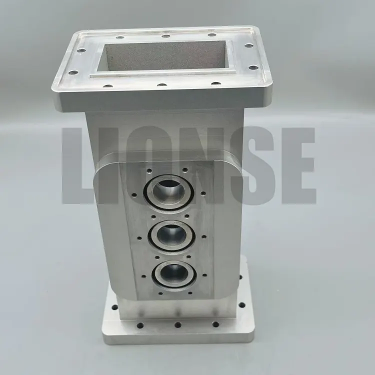 CNC -Bearbeitung von Metallaluminiumblockteilen mit Löchern