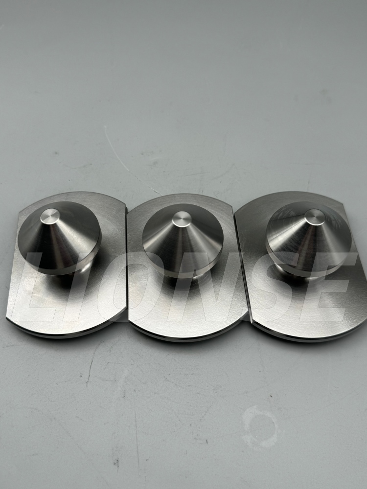 Anzugsbolzen zur Positionierung mit konischer Oberfläche